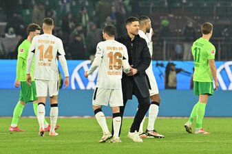 Enttäuschung nach dem 0:0: Trainer Xabi Alonso und seine Spieler von Bayer Leverkusen. Enttäuschung nach dem 0:0: Trainer Xabi Alonso und seine Spieler von Bayer Leverkusen.