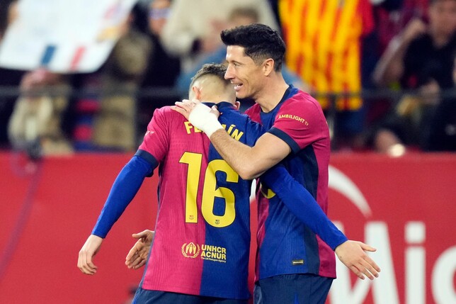 Das war ein guter Abend für den FC Barcelona, auch wenn Fermin López (l) kurz nach seinem Tor vom Platz flog. 