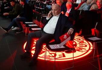 Bayern Münchens Ehrenpräsident Uli Hoeneß sieht nur geringe Chancen für eine Verpflichtung von Bayer Leverkusens Jungstar Florian Wirtz. Bayern Münchens Ehrenpräsident Uli Hoeneß sieht nur geringe Chancen für eine Verpflichtung von Bayer Leverkusens Jungstar Florian Wirtz.