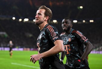 Dayot Upamecano (r) jubelt mit Torschütze Harry Kane. Dayot Upamecano (r) jubelt mit Torschütze Harry Kane.