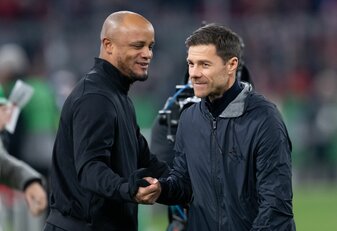 Im Fokus eines spannenden Spiels: Vincent Kompany (l) und Xabi Alonso (r). Im Fokus eines spannenden Spiels: Vincent Kompany (l) und Xabi Alonso (r).
