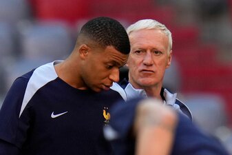 Frankreichs Coach Didier Deschamps vertraut auf eine Rückkehr von Mbappé als Kapitän (Archivbild). Frankreichs Coach Didier Deschamps vertraut auf eine Rückkehr von Mbappé als Kapitän (Archivbild).