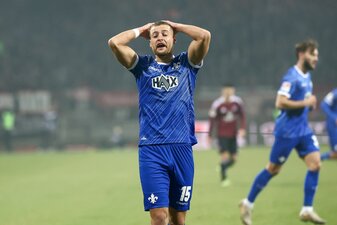 Darmstadts Fabian Nürnberger ist vom DFB-Sportgericht für acht Spiele, drei davon auf Bewährung, gesperrt worden. Darmstadts Fabian Nürnberger ist vom DFB-Sportgericht für acht Spiele, drei davon auf Bewährung, gesperrt worden.