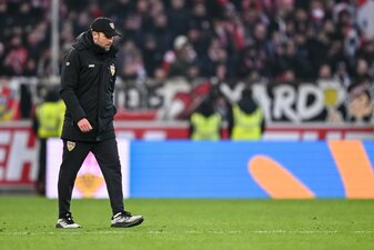 Sebastian Hoeneß verlässt geknickt den Platz. Sebastian Hoeneß verlässt geknickt den Platz.