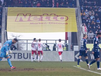 Foto: Selke verschießt und trifft: HSV rettet Punkt in Regensburg