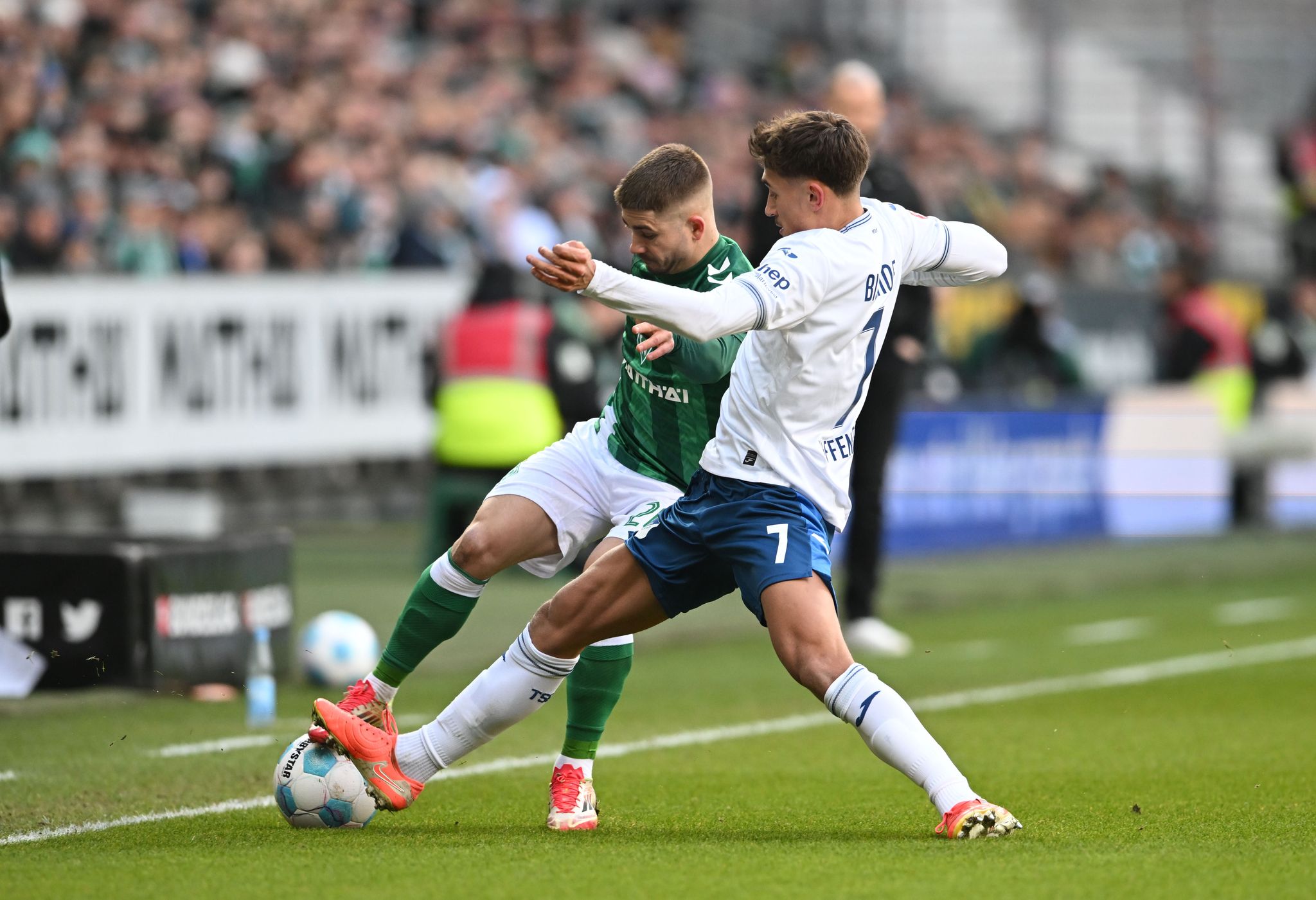 Umkämpftes Spiel: Werders Romano Schmid (l) und Hoffenheims Torschütze Tom Bischof im Duell.  