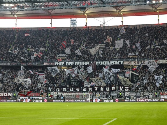 Sturz aus dem Mittelrang: Zwei schwer verletzte SGE-Fans