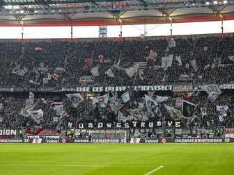 Sturz aus dem Mittelrang: Zwei schwer verletzte SGE-Fans Sturz aus dem Mittelrang: Zwei schwer verletzte SGE-Fans