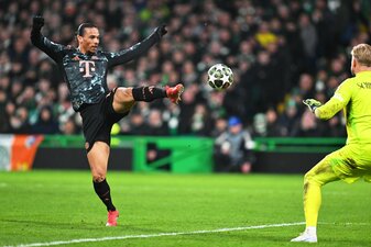 Celtic-Torwart Kasper Schmeichel (r) in Aktion heim Hinspiel gegen Bayerns Leroy Sané. Celtic-Torwart Kasper Schmeichel (r) in Aktion heim Hinspiel gegen Bayerns Leroy Sané.