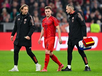 Verletzt raus: DFB-Kapitän Joshua Kimmich verletzt sich beim Bayern-Sieg. Verletzt raus: DFB-Kapitän Joshua Kimmich verletzt sich beim Bayern-Sieg.