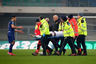 Stürmer Moise Kean von der AC Florenz wird nach einem Zusammenbruch auf dem Platz in ein Krankenhaus gebracht. Stürmer Moise Kean von der AC Florenz wird nach einem Zusammenbruch auf dem Platz in ein Krankenhaus gebracht.