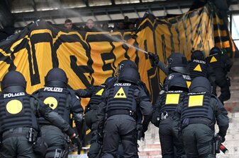 Die Polizei betritt den Pufferblock im Ostseestadion. Die Polizei betritt den Pufferblock im Ostseestadion.