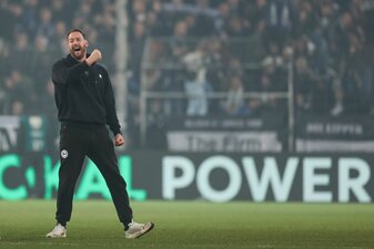 Feiern erlaubt: Bielefelds Trainer Mitch Kniat ist in Partylaune. Feiern erlaubt: Bielefelds Trainer Mitch Kniat ist in Partylaune.