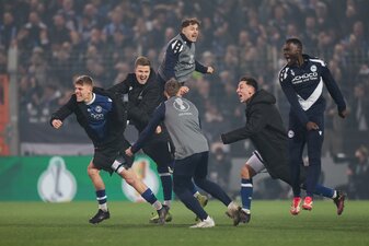 Grenzenlose Freude: Bielefeld feiert den Halbfinaleinzug. Grenzenlose Freude: Bielefeld feiert den Halbfinaleinzug.