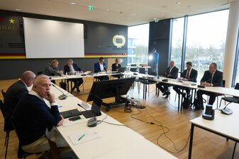 Das DFB-Bundesgericht verhandelt in Frankfurt über die Folgen des Feuerzeugwurfs von Berlin. Das DFB-Bundesgericht verhandelt in Frankfurt über die Folgen des Feuerzeugwurfs von Berlin.