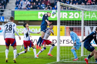 Paderborns Filip Bilbija (M) ist per Kopf erfolgreich. Paderborns Filip Bilbija (M) ist per Kopf erfolgreich.