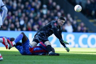 Millwall-Torhüter Liam Roberts (r) wird nach seinem Foul an Jean-Philippe Mateta im Netz übel beleidigt. Millwall-Torhüter Liam Roberts (r) wird nach seinem Foul an Jean-Philippe Mateta im Netz übel beleidigt.