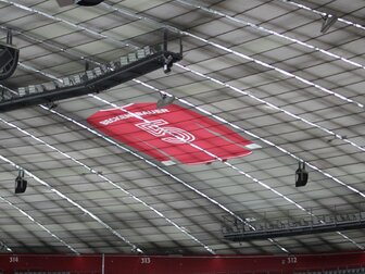 FC Bayern: Beckenbauers Trikot unter dem Arena-Dach FC Bayern: Beckenbauers Trikot unter dem Arena-Dach