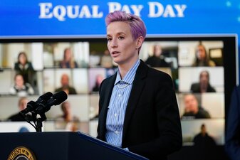 Die ehemalige US-Fußballerin Megan Rapinoe ist Vorreiterin im Kampf um Geschlechtergerechtigkeit. Die ehemalige US-Fußballerin Megan Rapinoe ist Vorreiterin im Kampf um Geschlechtergerechtigkeit.