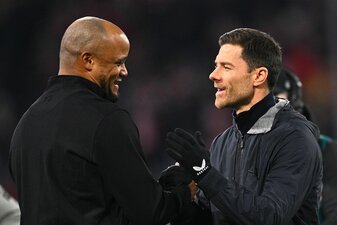 Wer muss wem gratulieren? Bayern-Coach Vincent Kompany (l) und Leverkusens Trainer Xabi Alonso. Wer muss wem gratulieren? Bayern-Coach Vincent Kompany (l) und Leverkusens Trainer Xabi Alonso.
