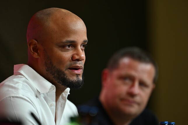 Max Eberl (r) traut seinem Trainer Vincent Kompany eine Bedeutung im europäischen Fußball zu vergleichbar mit der von Klopp und Guardiola. (Archivbild)
