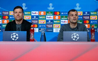 Trainer Xabi Alonso (l) und Granit Xhaka äußern sich bei der Pressekonferenz in der Allianz Arena zur Problematik möglicher Gelb-Sperren. Trainer Xabi Alonso (l) und Granit Xhaka äußern sich bei der Pressekonferenz in der Allianz Arena zur Problematik möglicher Gelb-Sperren.