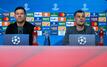 Trainer Xabi Alonso (l) und Granit Xhaka äußern sich bei der Pressekonferenz in der Allianz Arena zur Problematik möglicher Gelb-Sperren.