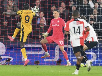 Foto: Inter bleibt cool im "De Kuip" - Pleite für van Persie