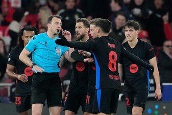 Der deutsche Schiedsrichter Felix Zwayer (2.v.l) hatte beim Spiel Benfica gegen Barcelona alle Hände zu tun. Der deutsche Schiedsrichter Felix Zwayer (2.v.l) hatte beim Spiel Benfica gegen Barcelona alle Hände zu tun.