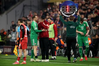 Kurz nach dem 2:0: Neuer signalisiert Kompany, dass er nicht weitermachen kann. Foto: Alex Grimm/Getty Images Kurz nach dem 2:0: Neuer signalisiert Kompany, dass er nicht weitermachen kann. Foto: Alex Grimm/Getty Images