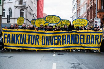 Braunschweiger Fans demonstrieren gegen ihren Teilausschluss vom Niedersachsen-Derby in Hannover. Braunschweiger Fans demonstrieren gegen ihren Teilausschluss vom Niedersachsen-Derby in Hannover.