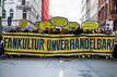 Braunschweiger Fans demonstrieren gegen ihren Teilausschluss vom Niedersachsen-Derby in Hannover.