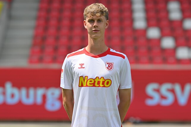 Leopold Wurm erhielt 2023 einen Profivertrag bei Jahn Regensburg. | Foto: Sebastian Widmann/Getty Images