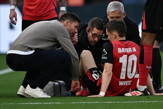 Bayer Leverkusens Mittelfeldstar Florian Wirtz hat sich im Bundesligaspiel gegen Werder Bremen verletzt. Bayer Leverkusens Mittelfeldstar Florian Wirtz hat sich im Bundesligaspiel gegen Werder Bremen verletzt.