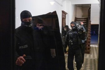 Nach Gewalt an einem Sonderzug von Fans von Fußball-Drittligist Hansa Rostock und Rot-Weiss Essen hat die Bundespolizei Wohnungen von 31 Verdächtigen durchsucht. Nach Gewalt an einem Sonderzug von Fans von Fußball-Drittligist Hansa Rostock und Rot-Weiss Essen hat die Bundespolizei Wohnungen von 31 Verdächtigen durchsucht.