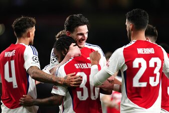 Der FC Arsenal zieht locker ins Viertelfinale der Champions League ein. Der FC Arsenal zieht locker ins Viertelfinale der Champions League ein.