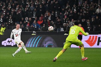 Mario Götze traf gegen Ajax Amsterdam aus etwa 40 Metern zum 4:1-Endstand. Mario Götze traf gegen Ajax Amsterdam aus etwa 40 Metern zum 4:1-Endstand.