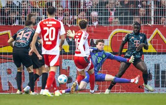 Benedict Hollerbach überwindet Bayern-Keeper Jonas Urbig. Benedict Hollerbach überwindet Bayern-Keeper Jonas Urbig.