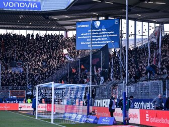 Foto: Banner versperrt Rettungsweg: Anstoß in Bochum verzögert sich