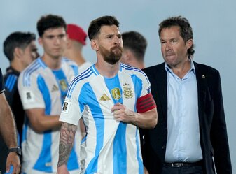 Nach einem Spiel seines Clubs Inter Miami klagte Messi über Muskelschmerzen. Nach einem Spiel seines Clubs Inter Miami klagte Messi über Muskelschmerzen.