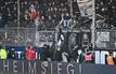Banner der Eintracht-Fans, die ein Nottor blockieren, werden entfernt. 