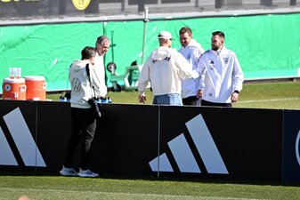 Niclas Füllkrug kam beim Training der Nationalmannschaft vorbei.  Niclas Füllkrug kam beim Training der Nationalmannschaft vorbei.