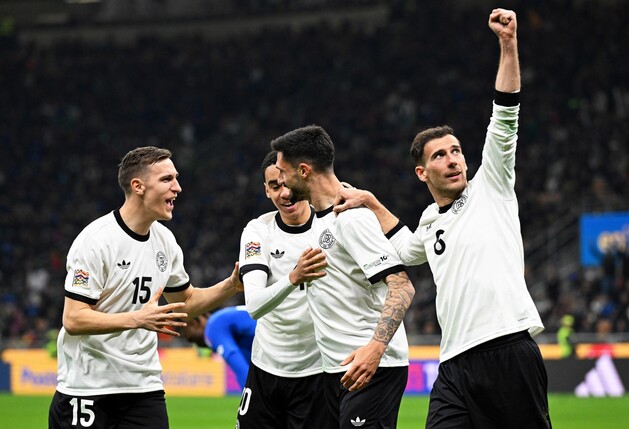 Deutschland um Matchwinner Leon Goretzka (r) jubelt in Mailand