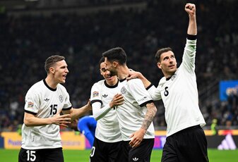 Deutschland um Matchwinner Leon Goretzka (r) jubelt in Mailand Deutschland um Matchwinner Leon Goretzka (r) jubelt in Mailand