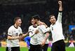 Deutschland um Matchwinner Leon Goretzka (r) jubelt in Mailand