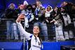  Lisa Baum vom Hamburger SV macht Selfies mit Fans im Volksparkstadion.