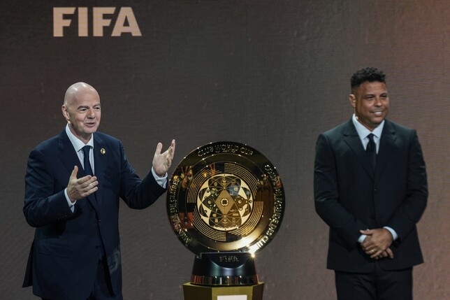 Fifa-Boss Infantino (l) und die Trophäe der Club-WM.