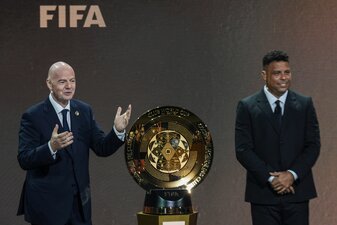 Fifa-Boss Infantino (l) und die Trophäe der Club-WM. Fifa-Boss Infantino (l) und die Trophäe der Club-WM.