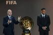 Fifa-Boss Infantino (l) und die Trophäe der Club-WM.