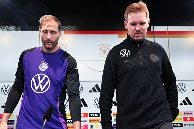 Torwart Oliver Baumann (l) und Bundestrainer Julian Nagelsmann bei der Pressekonferenz vor dem Rückspiel gegen Italien.